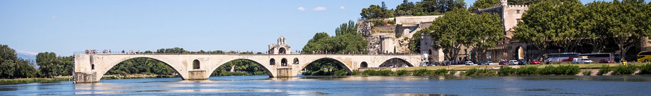 Le pont d'Avignon, sur le Rhône, lors d'un voyage en automobile